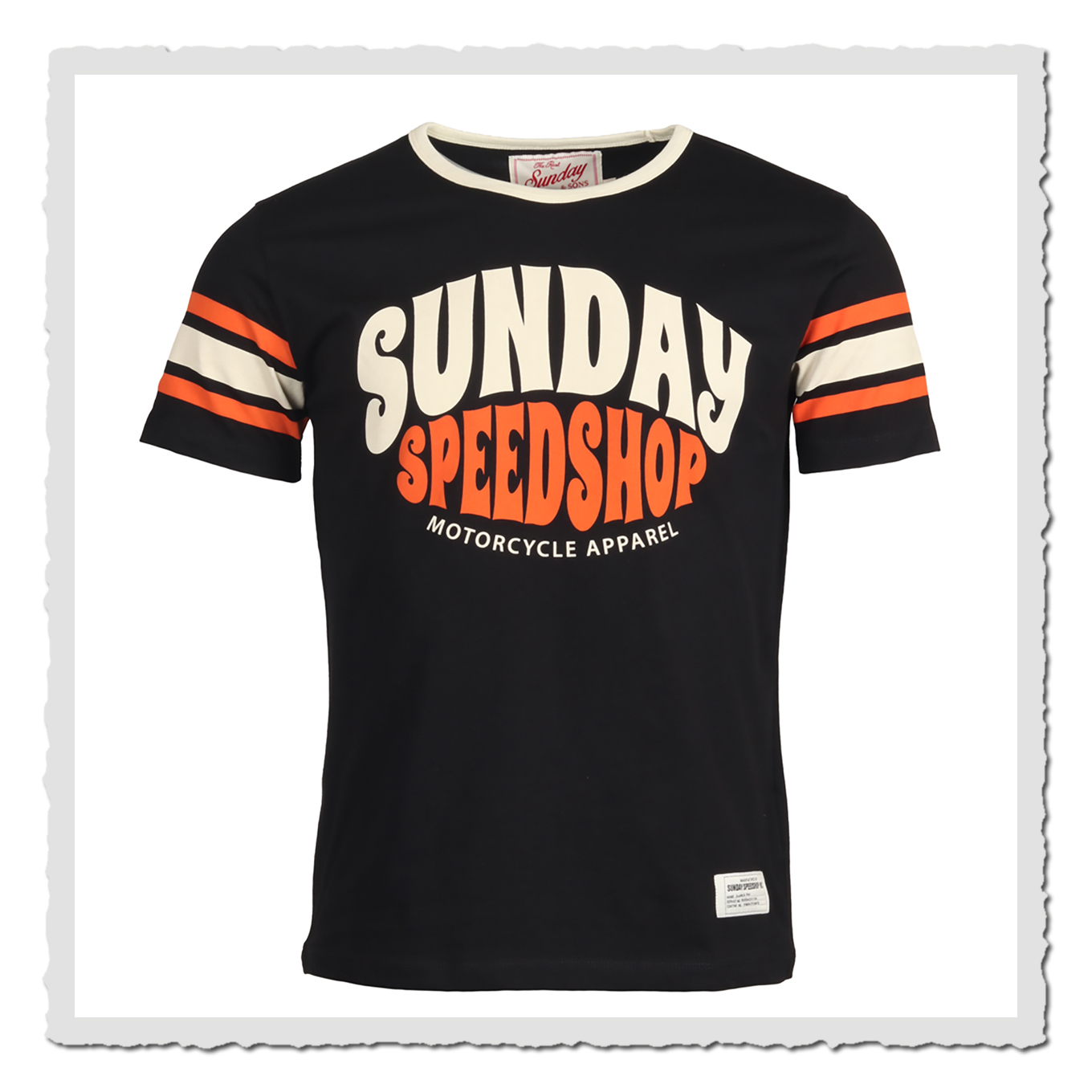 Produktfoto eines schwarzen Kurzarmshirts mit großem Frontdruck und gestreiften Ärmeln.